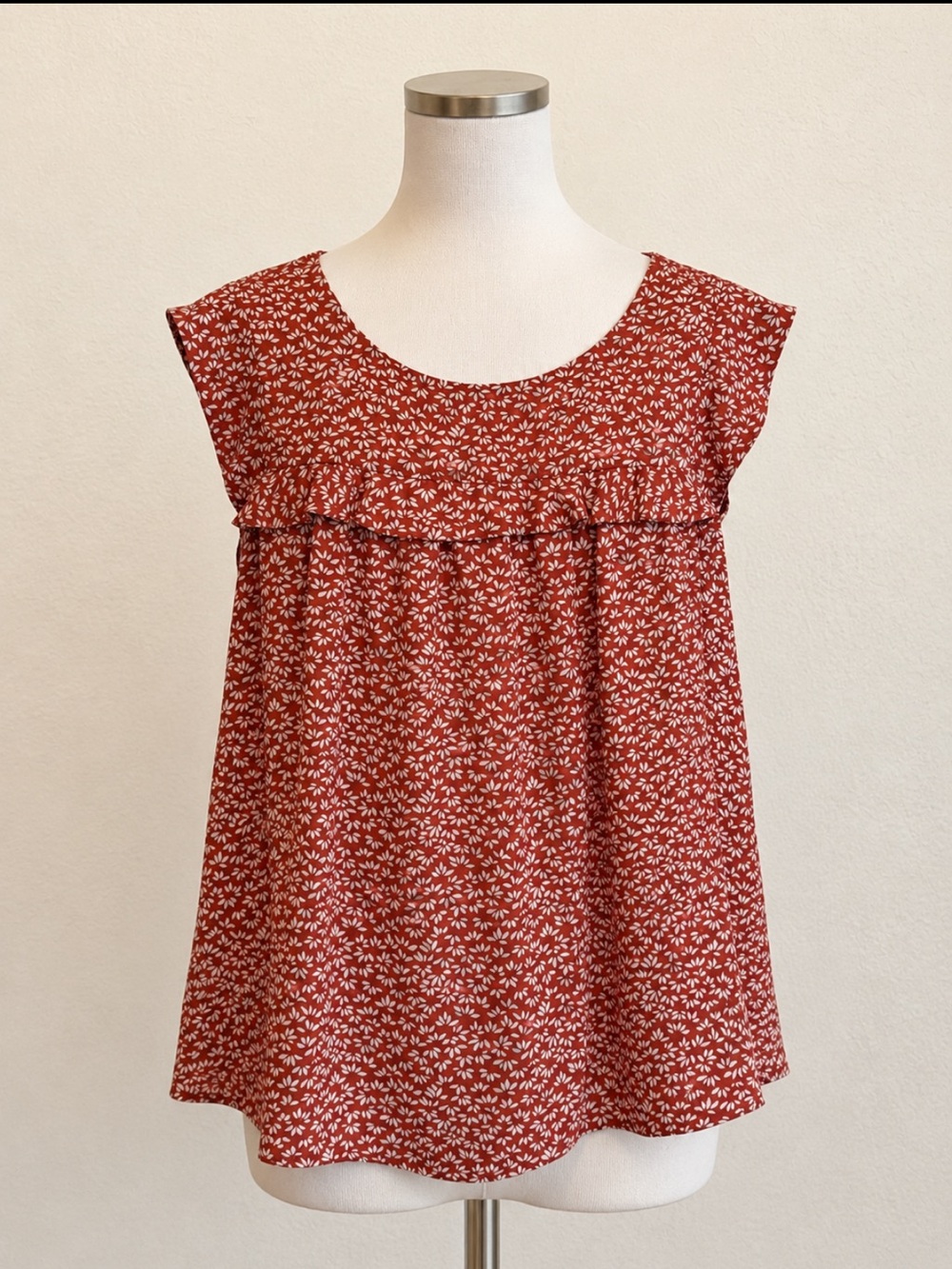 LOFT Woman’s Light Rust & White Floral Cap Sleeve Top Size Medium